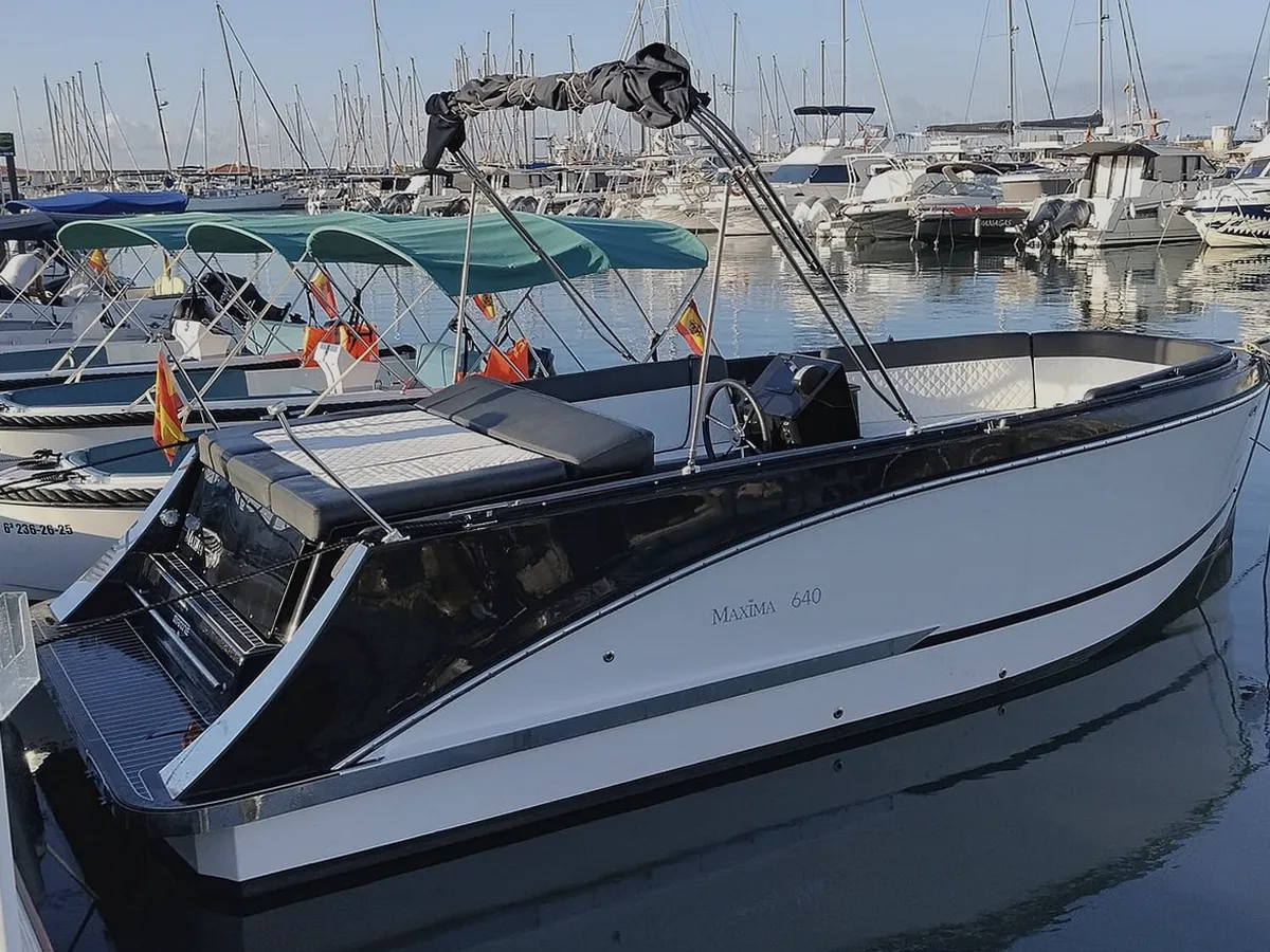 Familia disfrutando de un alquiler de barco en Es Mercadal